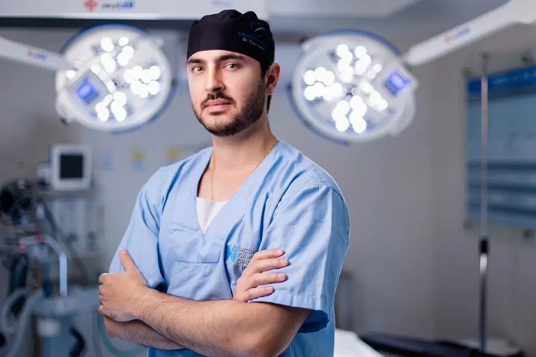 Dr. Tiago Castro no consultório
